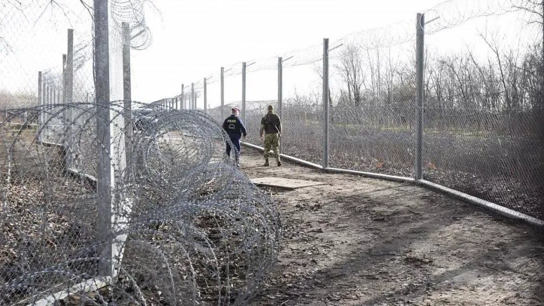 Toen de soldaten hun geweren op ons richtten, was het kind in mijn armen zo bang en huilde dat ik zijn stem nog steeds in mijn oren kon horen