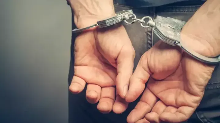 Voor de ogen van mijn 3,5-jarige kind werden mijn polsen op mijn rug geboeid alsof ik een zeer gevaarlijke crimineel was