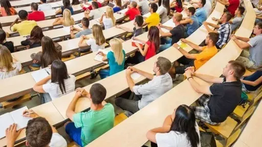 In De Week Dat Mijn Dochter Aan De Universiteit Begon, Bedreigde Haar Docent Haar